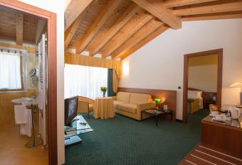 Hotel Capri has rooms with a private hot tub