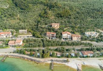 Madonna Dell Aiuto True View has Balcony rooms