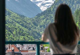 H  tel-R  sidence Le Lys allows 18 year olds to book a room