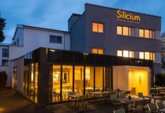 Hotel Silicium allows 18 year olds to book a room