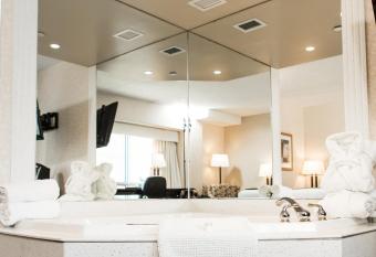 Park Town Hotel has rooms with a private hot tub