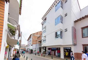 Hotel Gutier Rionegro allows 18 year olds to book a room