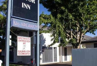 ASURE Phoenix Motor Inn has rooms with a private hot tub