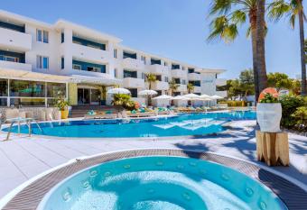 Sotavento Club Apartments - Adults Only allows 18 year olds to book a room