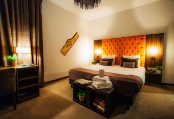 Hotel La Reine allows 18 year olds to book a room