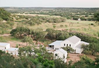 Contigo Ranch Fredericksburg has rooms with a private hot tub