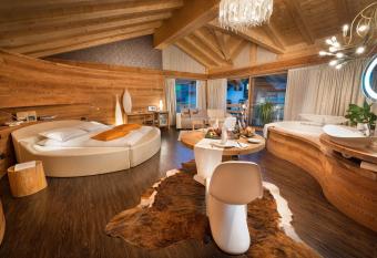 Bivio Hotel Plaza allows 18 year olds to book a room