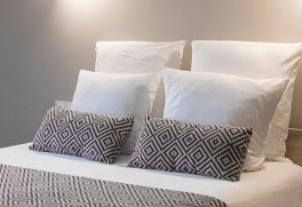 LE 139 carcassonne allows 18 year olds to book a room