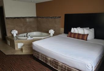 Best Western Des Plaines Inn has rooms with a private hot tub
