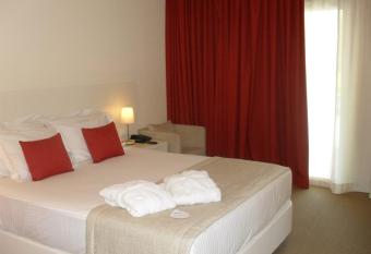 INLIMA Hotel & Spa has rooms with a private hot tub