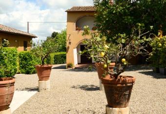 Le case del conventino di Marciano allows 18 year olds to book a room