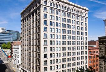 Courtyard Seattle Downtown / Pioneer Square allows 18 year olds to book a room