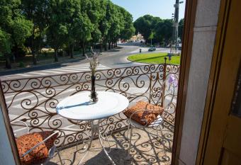 Affordable apartment near Amphiteatre allows 18 year olds to book a room