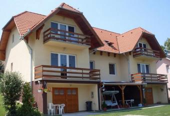 Lala Apartmanok has Balcony rooms