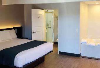 Motel 6 Los Angeles Ca Downtown has rooms with a private hot tub