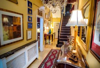 Hotel Rouge allows 18 year olds to book a room