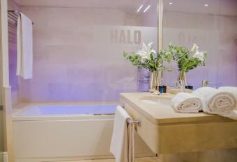 Halo Boutique Hotel has rooms with a private hot tub
