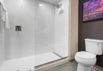 Cambria Hotel Downtown Asheville has rooms with a private hot tub