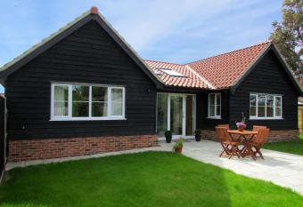 2 Suffolk Cottage, Knodishall has Balcony rooms