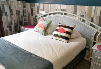 H  tel Gloria allows 18 year olds to book a room