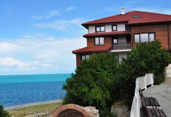 Villa Elea has Balcony rooms