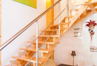 Stavlos has Smoking rooms