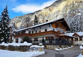 G  stehaus Almrausch, Ferienanlage mit Pool has Balcony rooms