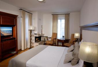 YundAntik Cunda Konaklari allows 18 year olds to book a room