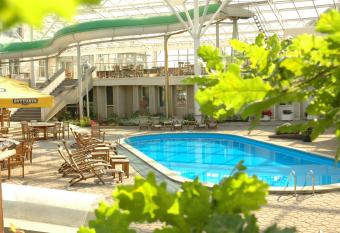     uolynas allows 18 year olds to book a room