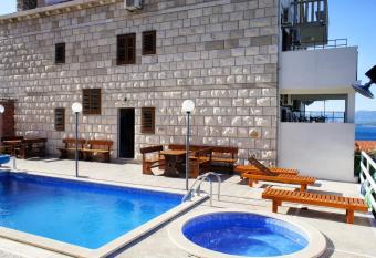 Villa Ana has Balcony rooms