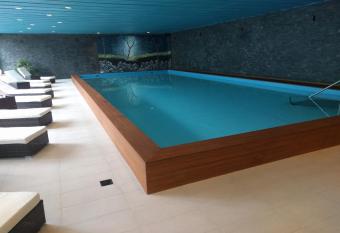 Holiday accommodation - swimming pool available allows 18 year olds to book a room