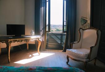 La vie de chateau has Balcony rooms