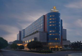 The Leela Ambience Gurugram Hotel & Residences has rooms with a private hot tub