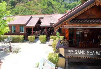 Phi Phi Sand Sea View Resort has Balcony rooms
