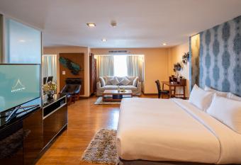 Khum Phucome Hotel -SHA Extra Plus has rooms with a private hot tub