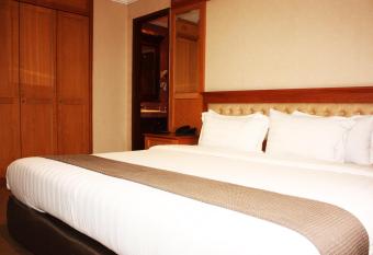 Travellers Suites Serviced Apartments has Balcony rooms