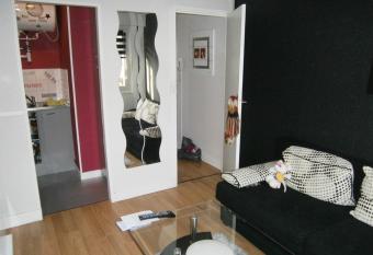 STUDIO 100 m PLAGE allows 18 year olds to book a room