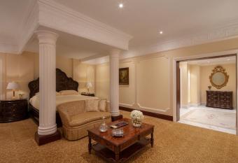 The Regency Hotel Kuwait has rooms with a private hot tub