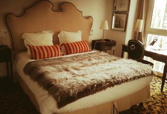 Mercator allows 18 year olds to book a room