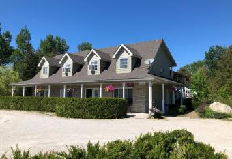 Adventure the Bruce Inn - Recently Renovated With Outdoor Hot Tub has Balcony rooms