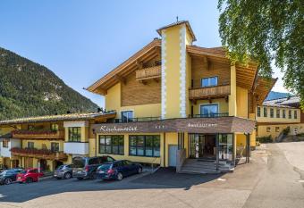 Landhotel Kirchenwirt has Balcony rooms