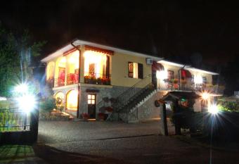 Casavacanzedezza has Smoking/Balcony rooms