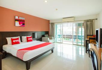 OYO 241 Ratana Hotel Sakdidet allows 18 year olds to book a room