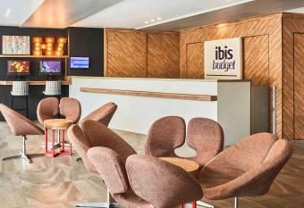 ibis budget Singapore Pearl allows 18 year olds to book a room