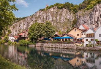 Landhotel - Hotel & Brauereigasthof Schneider allows 18 year olds to book a room