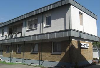 Centralhotel Ratingen allows 18 year olds to book a room