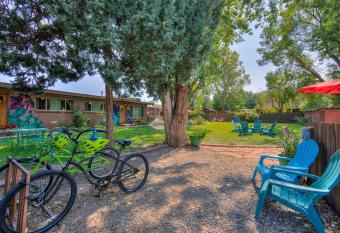 Desert Gardens #1 has rooms with a private hot tub