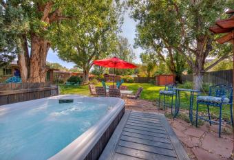 Desert Gardens #3 has rooms with a private hot tub