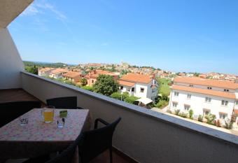 Apartment Sandi has Smoking/Balcony rooms