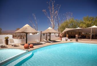 Inverdoorn Game Reserve Lodge has Balcony rooms